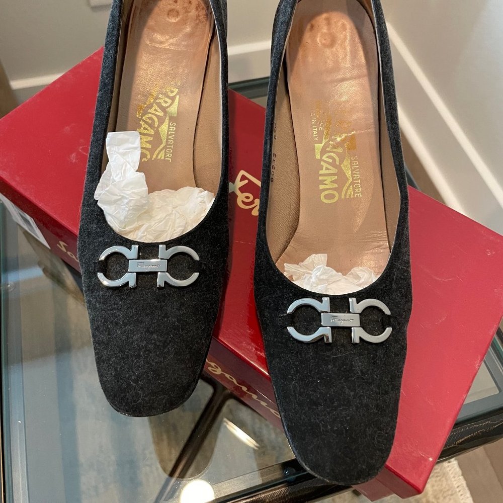 Salvatore Ferragamo Antracite Gray Pump - 7.5 AA (Narrow)